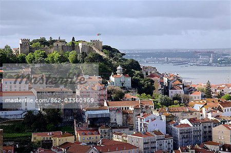 Portugal, Lisbonne. Le Castelo Sao Jorge à Lisbonne avec le Rio Tejo en arrière-plan.