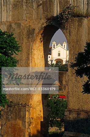 Portugal,Alentejo,Elvas. A 6 km long aqueduct supplies the city of Elvas with pure water; it was begun early in the 15th century and completed in 1622. For some distance it includes 4 tiers of superimposed arches,with a total height of 40 m. Elvas lies on a hill 8 km northwest of the river Guadiana. It is defended by seven bastions and the two forts of Santa Luzia and Nossa Senhora da Graça.