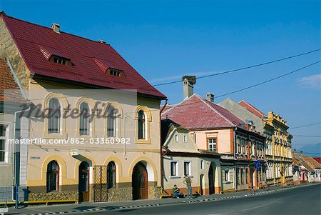 Roumanie, Transylvanie, Zarnesti. Maisons sur la rue principale.