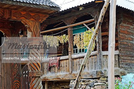 Roumanie, Maramures, Botiza. Une maison traditionnelle.