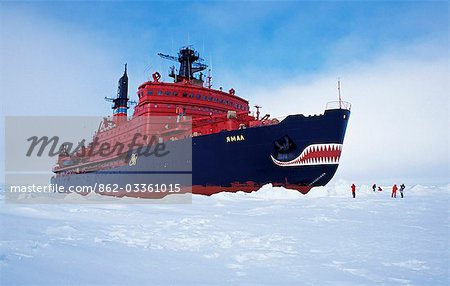 Russland, Nordpolarmeer, Nordpol. Russische Nuklear angetriebene Eisbrecher Yamal mit Touristen auf Eis-Spaziergang.