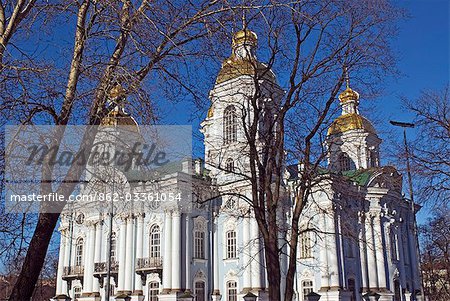 Russland; St. Petersburg; St. Nicholas Kathedrale. Bau der St. Nikolaus-Kathedrale begann im Jahre 1753 im Auftrag der Kaiserin Elizabeth und das Alter im Jahre 1760 geweiht. Es wurde eine Marine-Kathedrale im Auftrag von Katharina der großen offiziell und bleibt eines der markantesten Beispiele barocker Architektur in der Stadt.