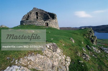 Dun Carloway ist eines der am besten erhaltenen Beispiele einer Broch oder Wehrturm in Schottland. Zurückgehend auf rund um 100BC, besteht der Broch aus zwei konzentrischen Trockenmauern, die inneren eine senkrecht steigen und die äußeren schräg nach innen. Es wird vermutet, dass die Brochs gebaut wurden, um Schutz gegen Roman Sklavenhändler bieten.