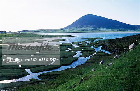 Les Hébrides extérieures, en Écosse, l'île de Harris. Northton et Chaipval 365 m.