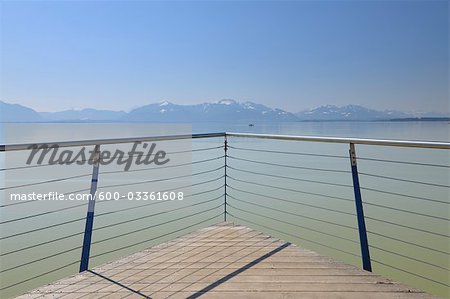 Terrasse d'observation sur le lac de Chiemsee, Seebruck, Bavière, Allemagne