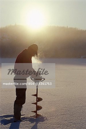 Icefisherman hiver de Hidden Lake, centre-sud de l'Alaska surgelé pittoresque de forage