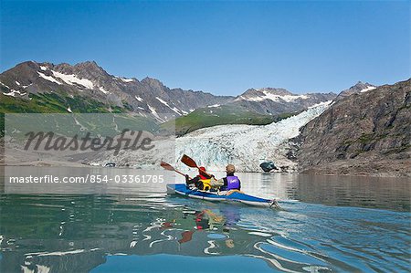 Ein paar Kajak in Upper Shoup Bay, Shoup Glacier Hintergrund, Shoup Bay State Marine Park, der Prince William Sound, Alaska