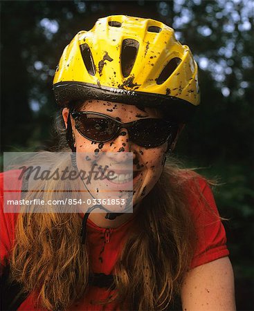 Porträt der Frau Mountainbiker w/Muddy Gesicht Alaska