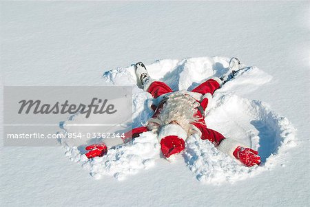 Santa faire un ange de neige dans la neige fraîche