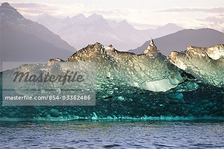 Columbia Glacier ice berg qui s'est déchaîné du fond océanique de plus de 1 000 m de profondeur, qui donne la berg un aspect clair, Prince William, en Alaska