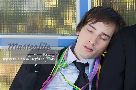 homme d'affaires après la fête, dormir