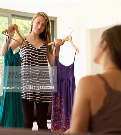 adolescente montrant robes pour la mère