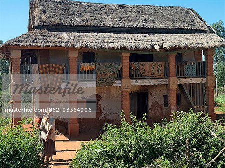 Une vieille maison deux étages avec une architecture typique de montagne près d'Ambalavao. Épis de maïs ont été suspendues depuis le balcon de sécher.