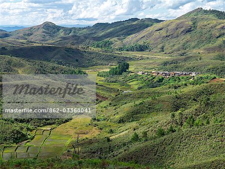 Les Zafimaniry village d'Ifasina, niché dans une vallée entourée de collines de granite.