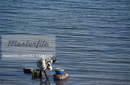 Femme peul, laver la vaisselle dans le fleuve Niger