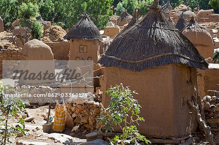 Mali, pays Dogon. Un joli village Dogon au sommet de l'escarpement de Bandiagara. Habitations ont des toits plats alors que les greniers carrés ont planté des toits de chaume. Mali, pays Dogon. Un joli village Dogon au sommet de l'escarpement de Bandiagara. Habitations ont des toits plats alors que les greniers carrés ont planté des toits de chaume.