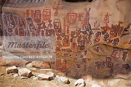 Mali, pays Dogon. Un mur de la grotte décorée au village attrayant de Dogon de Songho, au sommet de l'escarpement de Bandiagara. La circoncision des garçons a lieu ici chaque année, après quoi les initiés dessiner des images ou des motifs de leur choix sur le mur à l'aide de pigments naturels.