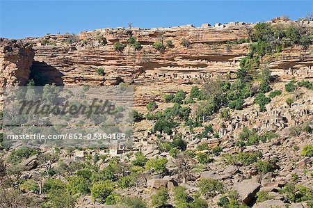 Mali, Dogon-Land, Banani. Attraktive Dogon-Dörfer zwischen den Klippen und Felsen am Fuße des die 120 km langen Bandiagara Böschung gebaut. Jüngste Entwicklung hat auf die Böschung stattgefunden.