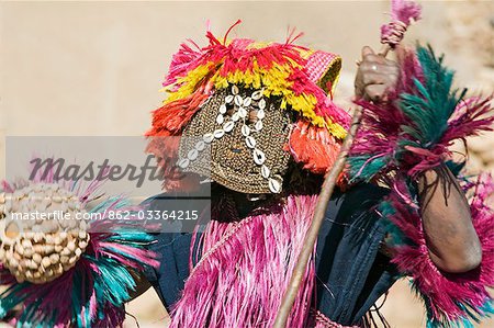 Au Mali, pays Dogon, ce. Un danseur masqué effectue dans le village Dogon de ce. C'est situé parmi les rochers au pied de l'escarpement de Bandiagara spectaculaire 120 milles de longueur. La danse des masques est mis en scène lors des cérémonies funéraires pour apaiser les morts et leur vitesse en route vers le monde ancestral.
