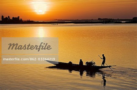 Mali, Mopti. Au coucher du soleil, un batelier dans une pirogue ferries passagers sur le fleuve Niger à Mopti.