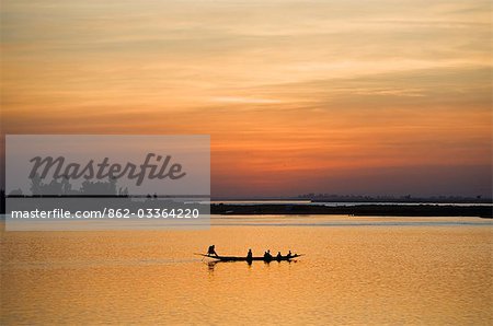 Mali, Mopti. Au coucher du soleil, un batelier dans une pirogue ferries passagers sur le fleuve Niger à Mopti.