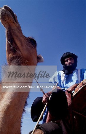 Meharistes', Soldaten der Wüste, jährlichen Kamel Rennen. Ein Mehariste auf seinem Kamel bereit für den Start des Rennens.Alle Jockeys sind eigens für diesen Anlass in Tracht. Normalerweise würden sie eine Uniform tragen.
