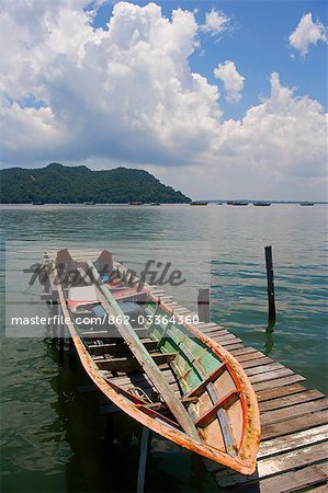 Malaisie, Bornéo, Sabah, Sandakan. Bateau amarré près de la maison flottante de malais et Gypsys de mer qui font de leur vivant de la mer.