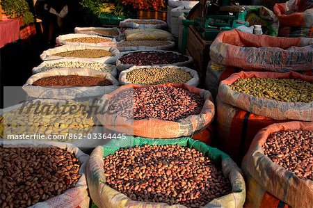 Mexique, Mexico. Sacs de haricots et de légumineuses à vendre sur le marché d'Azcapotzalco.