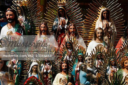 Mexiko, Mexiko-Stadt. Religiöse Statuen in der Basilika unserer lieben Frau von Guadalupe