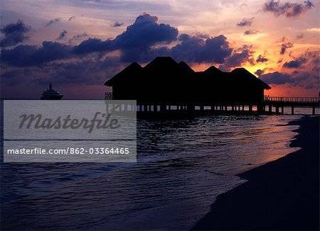 Villas de l'eau au coucher du soleil, les îles Maldives. Océan Indien