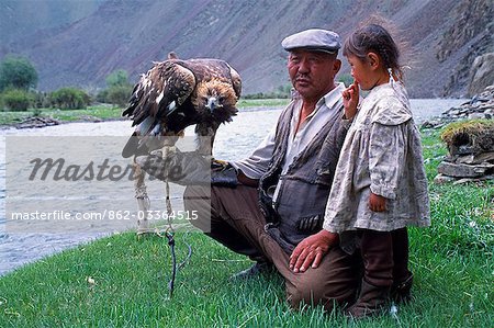 Mongolie, (également orthographié Hovd) de Khovd aimag (région), Kasakh hunter avec l'aigle de la rivière de Hovd, avec un petit enfant. Eagles sont formés par les habitants de Kasakh de Mongolie occidentale et utilisés dans la chasse de renard et de petites créatures de steppe pour le pot.