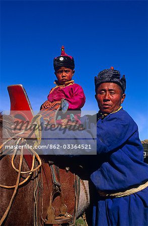 Mongolie, Karakorum. Éleveur de chevaux (Arat) et son fils à cheval.