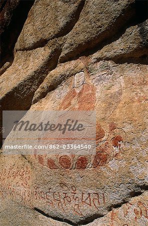 Steppe de la Mongolie. Image de Bouddha sculpté sur une falaise dans la steppe.