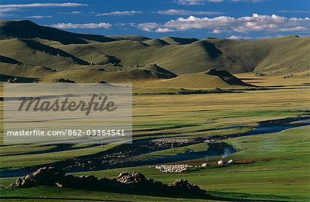 Steppe de la Mongolie. Yourtes à côté d'une rivière sur la steppe.