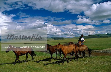 Steppe de la Mongolie. Un éleveur de chevaux (Arat) sur la steppe.