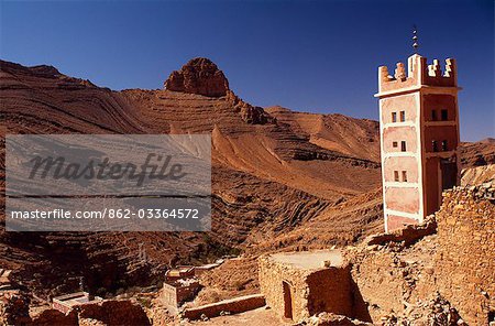 Un minaret domine un village berbère dans les montagnes de l'Anti-Atlas