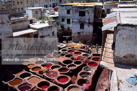 Die färben Gruben eines der größten Leder Gerbereien in Fes.