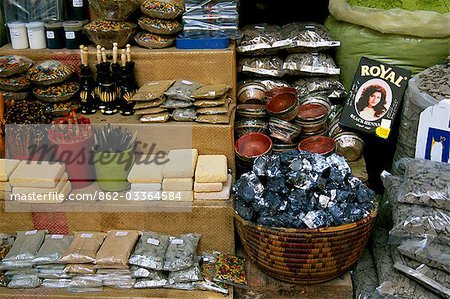 Produits de beauté dont les feuilles et la pâte de henné, argent blocs d'antimoine, rhassoul et kohl produits disposés sur un étal de marché dans le Souk au Henne