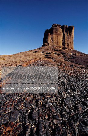 Une coulée de lave solidifiée avec un tour de roche dans le fond, à proximité de Bab n'Ali. Ces formations volcaniques dans la gamme de Jbel Sahro attire les randonneurs du monde entier.