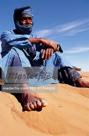 Membre de la tribu berbère dans les dunes de l'Erg Chegaga, dans la région du Sahara du Maroc.