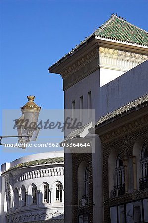 Die Mauresque Architektur der Banque de Magreb und Centre de Commerce am Boulevard Mohammed V, Casablanca.