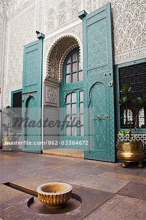 L'intérieur de la kimbamahamadou du Pacha dans le Quartier des Habous ou nouvelle médina de Casablanca. Le bâtiment était autrefois un palais et droit des tribunaux mais est maintenant une préfecture de police. Il a plus de 60 chambres avec des plafonds en bois sculptés, de stucs et de sols en pierre.