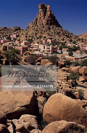 Maroc, montagnes de l'Anti Atlas, Tafraoute, Aguard Oudad. Le soi-disant Chapeau de Napoleon ou chapeau de Napoléon, formation rocheuse surplombant le village berbère de Aguard Oudad sur les franges de Tafraoute.