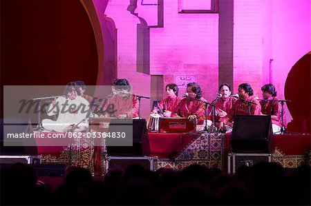Fes, Marokko. Faiz Ali Faiz und seinem Ensemble aus Pakistan ausführen Qawwali mit herkömmlichen tragbaren Harmonium auf der Bab Makina-Bühne, während das Fes-Festival der Welt Kirchenmusik.