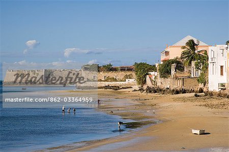 La plage mène jusqu'aux murs fortifiées de la Forteleza de Sao Sebastao protégeant la pointe nord de Ilha do Mozambique