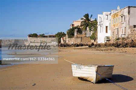 Ein Boot auf den Strand Ilha Mosambik, der alten Hauptstadt von Portugiesisch-Ostafrika