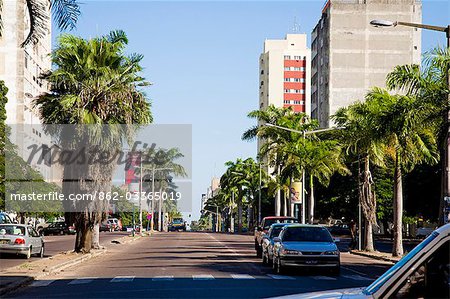 Mozambique, Maputo. Avenida 24 de Julho dans le district de Maputo de Polana. Maputo est la capitale du Mozambique. C'est une ville portuaire très animée, attrayant avec une population d'au moins 1,5 millions. Maputo est une ville très agréable et beaucoup plus attrayant par rapport aux autres capitales africaines.