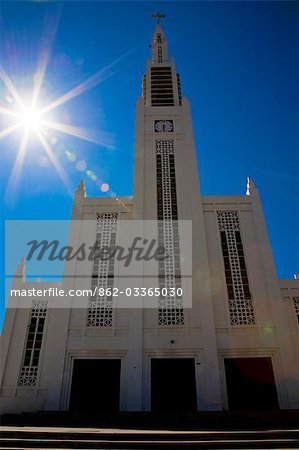 Maputo, Mosambik. Die katholische Kathedrale in den Praça Independencia in der Baixa Bezirk Maputo. Die Kathedrale wurde 1944 fertiggestellt. Maputo ist die Hauptstadt von Mosambik. Maputo ist eine sehr angenehme Stadt, die wesentlich sicherer und attraktiver im Vergleich zu anderen afrikanischen Hauptstädten ist.