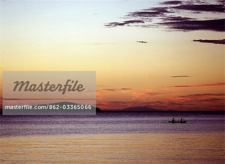 Zwei Fischer Paddel Startseite spiegelt als blutroten Schein der untergehenden Sonne in Malawi riesigen Binnenmeer. .