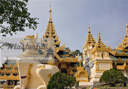 Myanmar. Burma. Yangon. Chinthe (halb Löwe, halb Drache Wächter) am Eingang zum Shwedagan Goldenen Tempel.